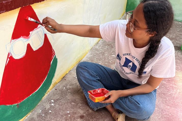 Melat Woldetensae, painting a decoration