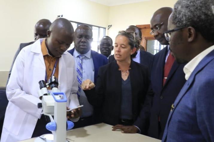 Wendy Prudhomme O’Meara and Eric Nalianya Demonstrate Smartphone