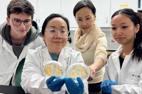 Thuy Le lab team